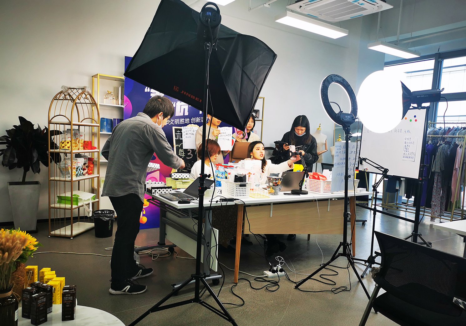 这届618，京东、阿里终于在直播间找回了“场子” 第2张