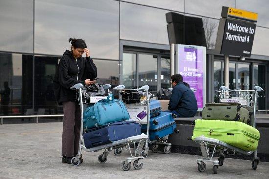 伦敦希思罗机场周五全天关闭 附近变电站起火造成大面积停电 第2张 伦敦希思罗机场周五全天关闭 附近变电站起火造成大面积停电 第2张