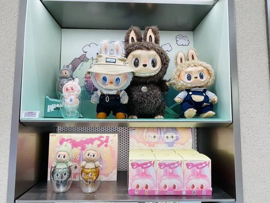 现象级曝光！蕾哈娜、贝克汉姆等明星纷纷“带货”！Labubu冲破关税打压，在美国卖断货→ 第5张