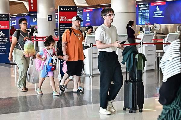 美媒:不满特朗普政策,外国游客不愿到美国旅游 第2张 美媒:不满特朗普政策,外国游客不愿到美国旅游 第2张